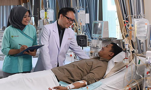 Hemodialisa adalah terapi cuci darah di luar tubuh untuk seseorang yang ginjalnya tidak bekerja secara normal. Hemodialisa RS Awal Bros siap melayani pasien 24 jam. Didukung kerjasama tim yang beranggotakan dokter umum yang bersertifikat HD, dokter penyakit dalam, dokter nefrologi, serta perawat yang terampil, mahir dan bersertifikat.
